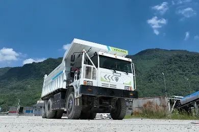 110 tonnellate di carico utile camion elettrico di estrazione con emissioni zero e doppio motore per un'elevata produttività